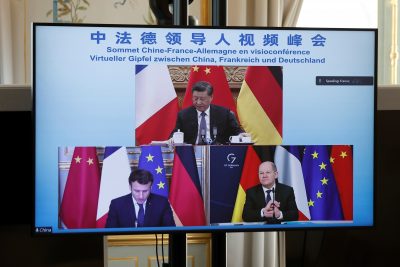 French President Emmanuel Macron, German Chancellor Olaf Scholz and Chinese President Xi Jinping are seen on screen during a video conference to discuss the Ukraine crisis at the Elysee Palace in Paris, France, 8 March 2022 (Photo: Reuters/Benoit Tessier/Pool).